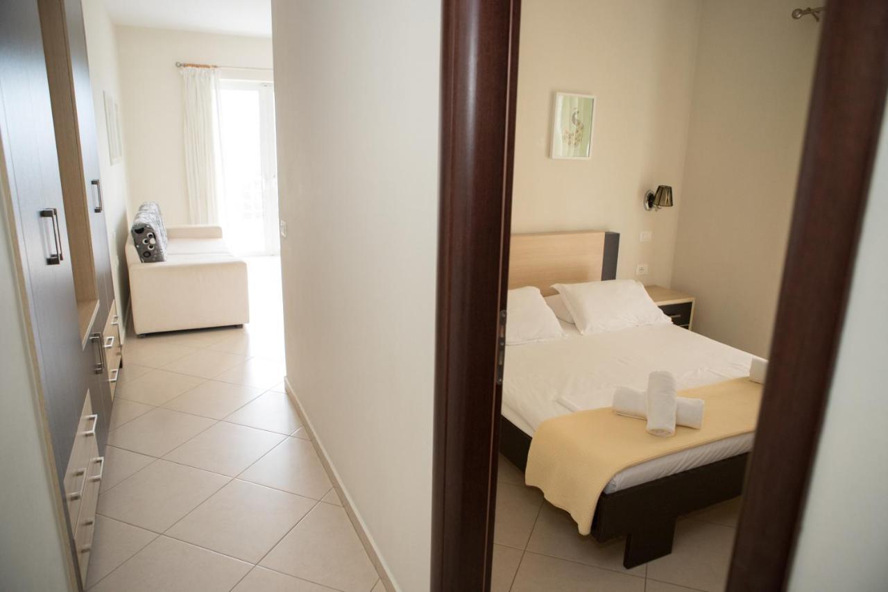 Perivolos Apartments Dhermi Bagian luar foto
