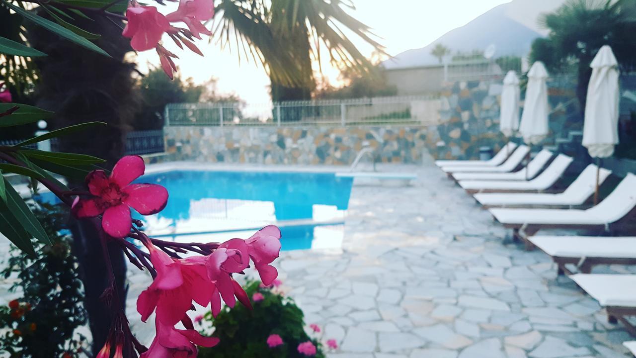 Perivolos Apartments Dhermi Bagian luar foto
